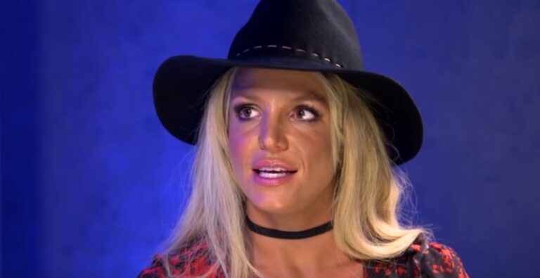 Britney Spearsin yläosa petti kesken keikan + VIDEO!