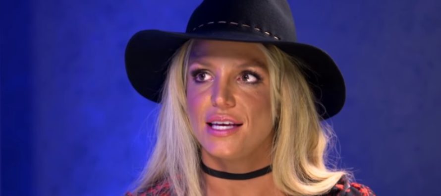 Britney Spearsin yläosa petti kesken keikan + VIDEO!