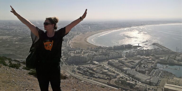 Tuija Järvinen: Prinsessa kohtelua, matka vuoristoon, vuoristokylien elämää, lounas meren äärellä