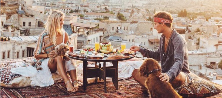 Pariskunta tienaa Instagram-postauksilla viisinumeroisia summia + Ällistyttäviä KUVIA maailmalta!