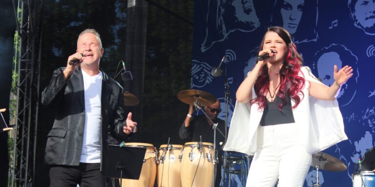 Petri Laaksonen ja Saara Aalto saivat laululla ”Eestlane olen ja eestlaseks jään” Vapaauden aukion loistamaan