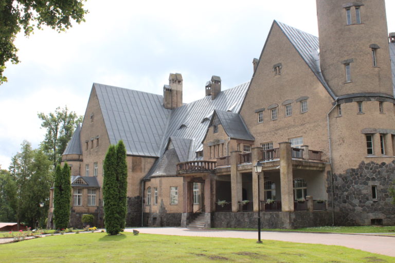 Helena-Reet: Toisinaan leikittelen ajatuksella ostaa kartano