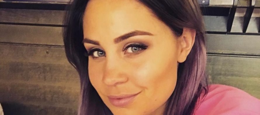 Anna Abreu lisäsi Instagramiin todella vauhdikkaan uimarantakuvan