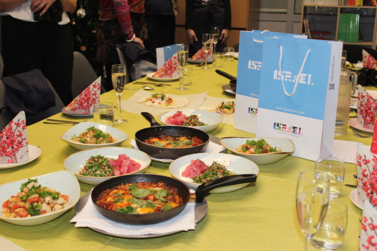 GALLERIA! Israelin lähetystö järjesti TET-koulussa israelin kansalliskeittiön workshopin yhdessä Tel Avivilaisen kokin Yuval Ben-Neriahin kanssa