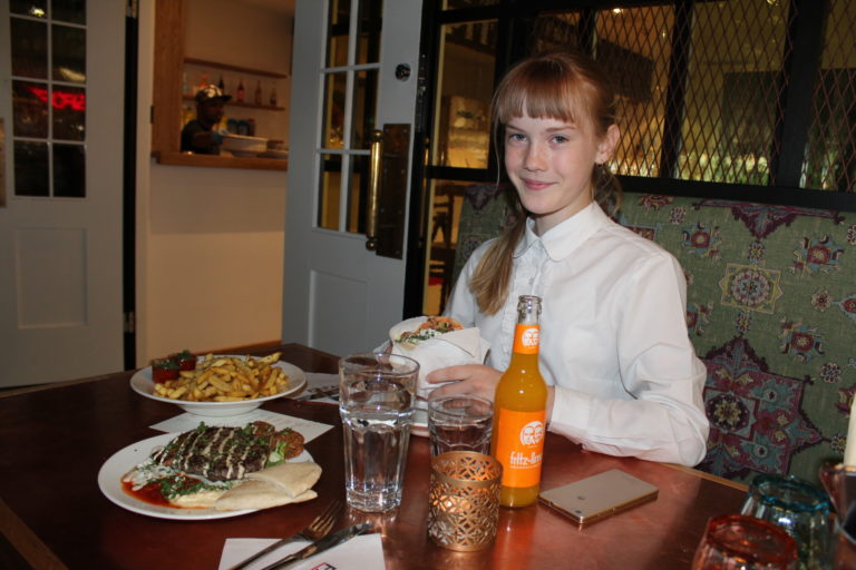 Helena-Reet: Ivanka Shoshanan synttäriaamu ja Estella Elishevan kanssa Tallinnassa Viru Keskuksessa ja ravintolassa FAFA´S