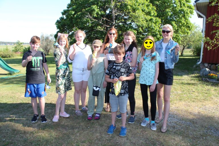 Helena-Reet: Meidän pienet puutarhajuhlamme, integroitumista ja 12 laatikkoa jäätelöä Balbiinon Jätskiavulta