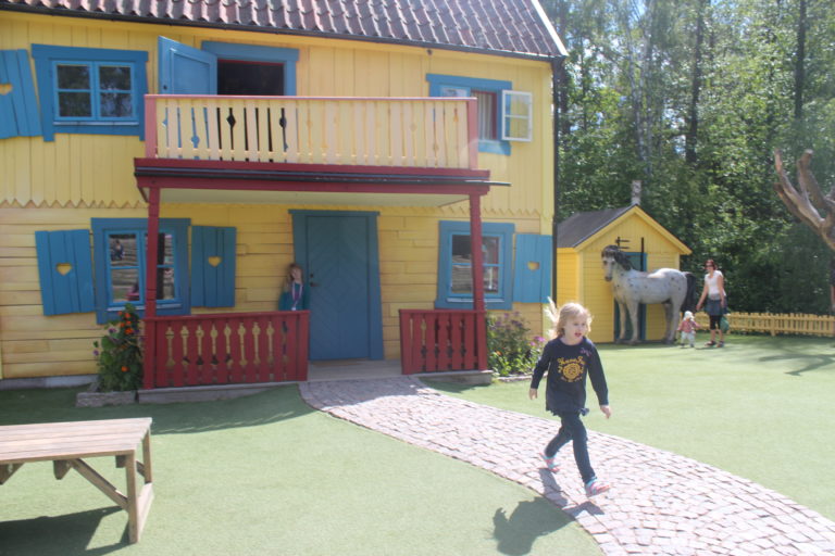 Helena-Reet: Skandinavian teemapuistot – Lasten kanssa Astrid Lindgrenin maailmassa Vimmerbyssä, Ruotsissa + SUURI KUVAGALLERIA!