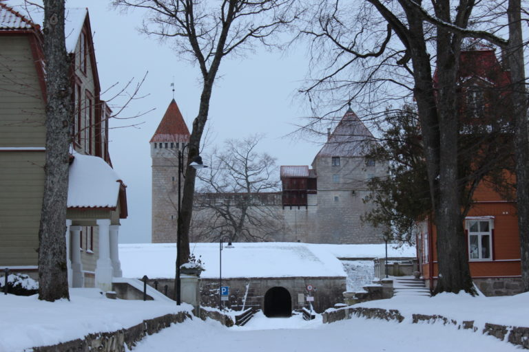 KUVAT Saarenmaan saarelta Virossa! Kuressaare (historialliset rakennukset kaupungin keskustassa, vanhakaupungin kaduilla …) 24.12.2018