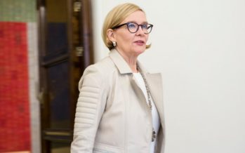 Eduskunnan puhemies Paula Risikko vastasi jälleen kansalaisten kysymyksiin Facebook-lähetyksessä