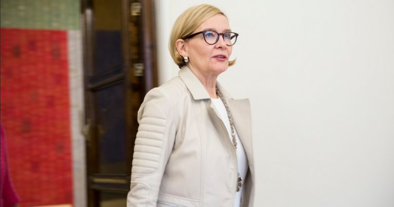 Eduskunnan puhemies Paula Risikko vastasi jälleen kansalaisten kysymyksiin Facebook-lähetyksessä