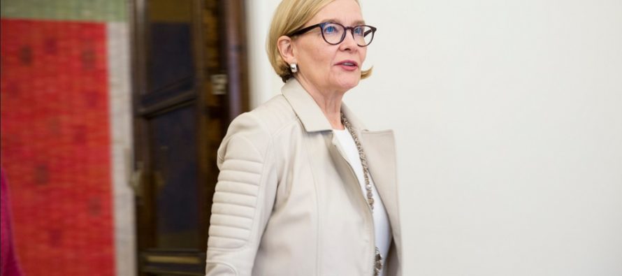 Eduskunnan puhemies Paula Risikko vastasi jälleen kansalaisten kysymyksiin Facebook-lähetyksessä