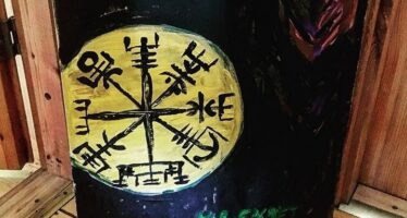 Maagiset symbolit ja niiden merkitykset pohjoismaisessa mytologiassa: Mikä on Vegvísir?