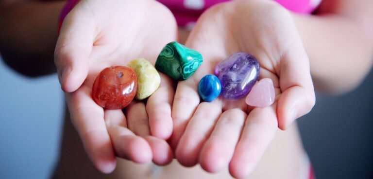 ”Näkkälän noidan” opit: VÄRIEN merkitykset ja vaikutus + väreillä ennustaminen