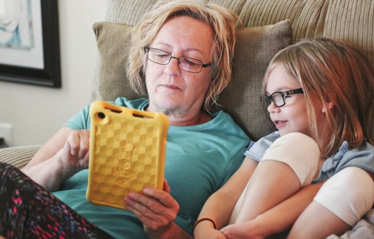 THL:n tutkimus: Taloushuolet heijastuvat perheen hyvinvointiin – vanhempien yksinäisyydestä aina lasten läksyjen lukemiseen