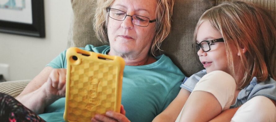 THL:n tutkimus: Taloushuolet heijastuvat perheen hyvinvointiin – vanhempien yksinäisyydestä aina lasten läksyjen lukemiseen