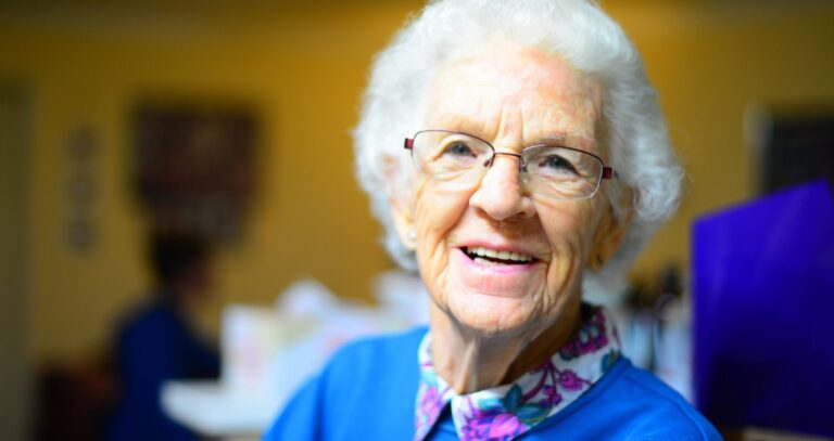 SUOMALAISTEN elinikä pitenee vuosi vuodelta – yksi kymmenestä tytöstä tulee elämään yli satavuotiaaksi