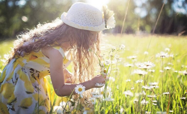LAPSET ovat parhaita opettajiamme, sillä he näkevät maailman selvemmin kuin aikuiset. Mitä tehdä, jotta olla onnellinen kuin lapsi?