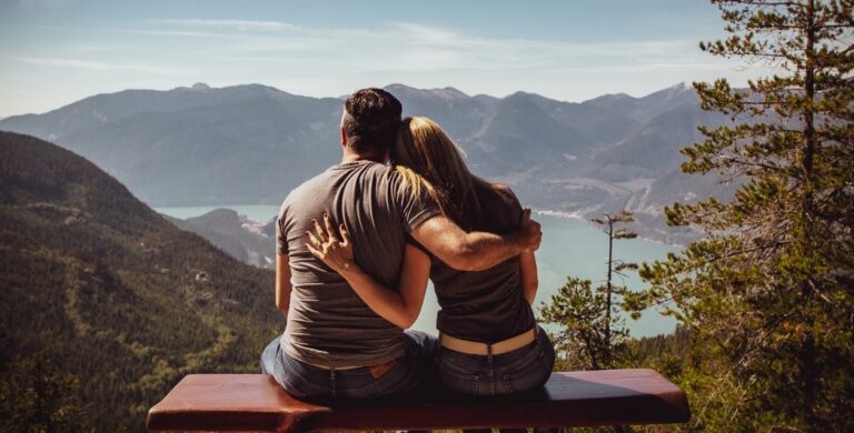 VIISI MYÖNTEISTÄ tekijää, jotka rakastuneena oleminen aiheuttaa