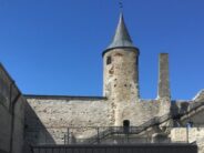 Matkusta Virossa: Haapsalun piispanlinna, tuomiokirkko ja keskiajan inspiroima leikkiohjelman täyttämä vallihauta + VALOKUVAT!