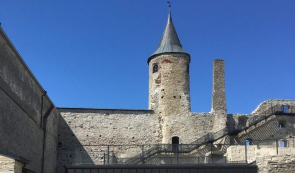 Matkusta Virossa: Haapsalun piispanlinna, tuomiokirkko ja keskiajan inspiroima leikkiohjelman täyttämä vallihauta + VALOKUVAT!