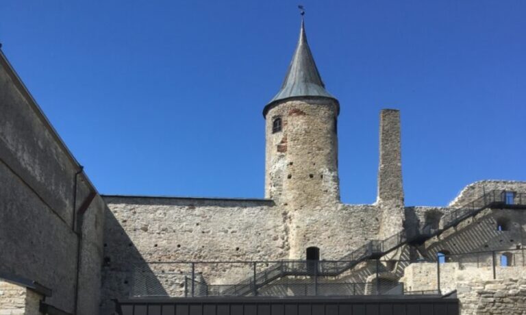 Matkusta Virossa: Haapsalun piispanlinna, tuomiokirkko ja keskiajan inspiroima leikkiohjelman täyttämä vallihauta + VALOKUVAT!