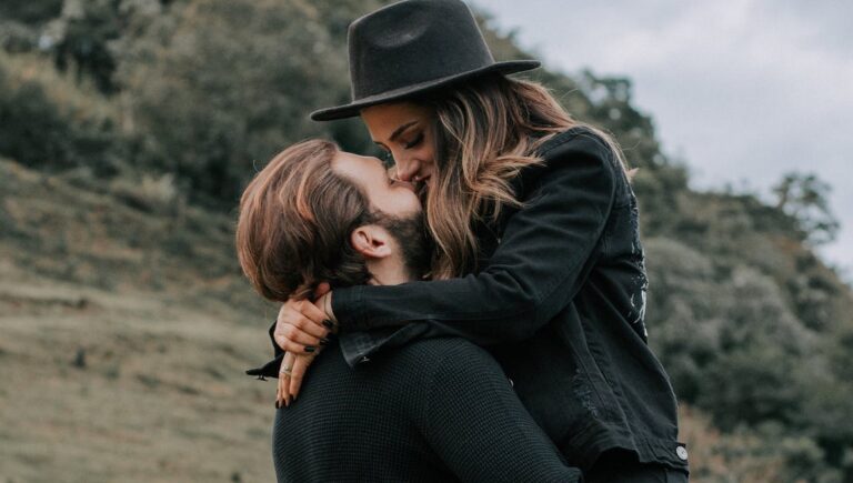 HARRASTAVATKO RIKKAAT useammin seksiä ja MIKSI nykyisin seksiä harrastetaan vähemmän?