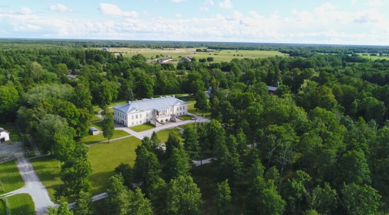 Suomalaisyrittäjälle kuuluva Viron kallein kartano on jo pitkään ilman kosijoita: Koronavirus on sekoittanut monien kiinnostuneiden suunnitelmat