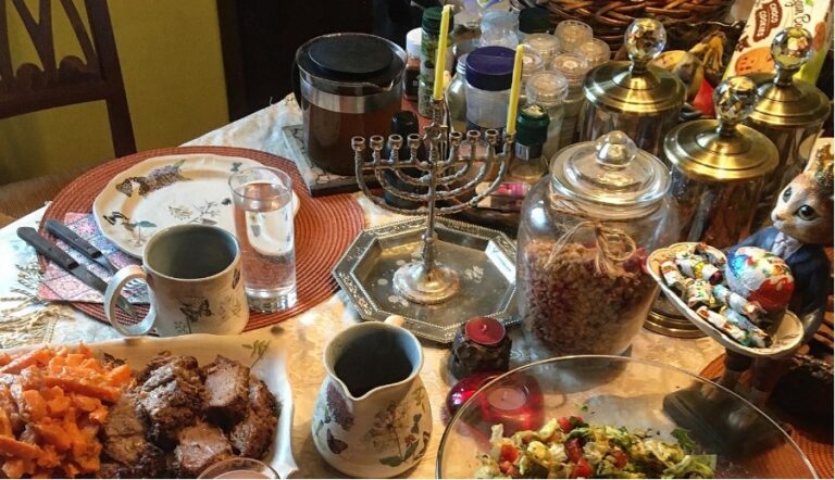 Helena-Reet: Hanukka-juhlapöytä ja kynttilöiden sytyttäminen + RESEPTI: Tuorejuusto-raparperileivos mantelien kera