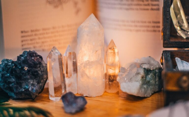 MITEN KRISTALLEJA puhdistetaan, ladataan, ohjelmoidaan, siunataan ja käytetään, jotta niiden voima ja energiataso eivät katoaisi ja odotettu vaikutus toimisi sinun hyväksesi?