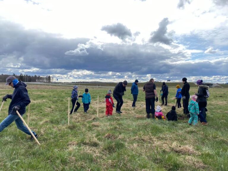 Helena-Reet: Lag BaOmer, Valpurinyö, Siivoustalkoot ”Teeme ära!”, Eläintarhassa käynti, ”Pingviininpoika Lolon seikkaulut” jne. + kuten aina, joitakin mukavia RUOKAJUTTUJA!