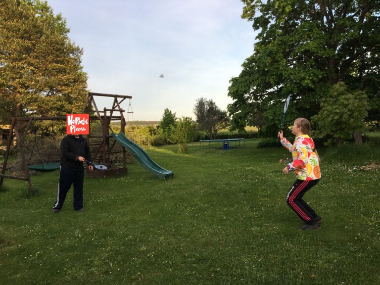 Helena-Reet: Hygge aamu, hieman mainosta meidän E&S-hittituotteillemme, sulkapallo ja tämä päivä SUURENA KUVAGALLERIANA!