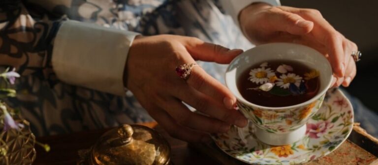 TÄSTÄ SYYSTÄ naiset eivät saisi pitää sormusta peukalossa