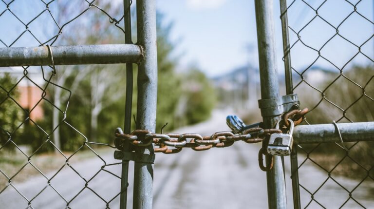 Viron puolustusvoimat vetää rajalle 130 kilometriä piikkilankaa