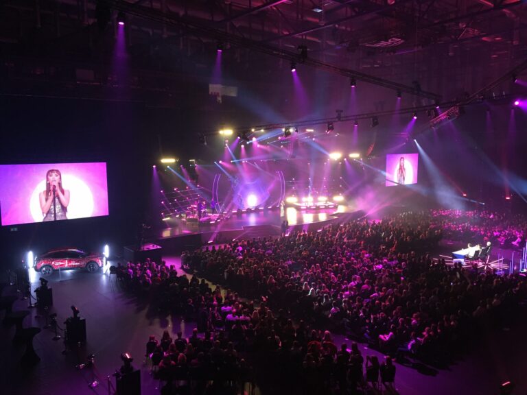 Viron uusi supertähti on Alika Milova. Paljon onnea! + KUUNTELE VOITTOLAULU!