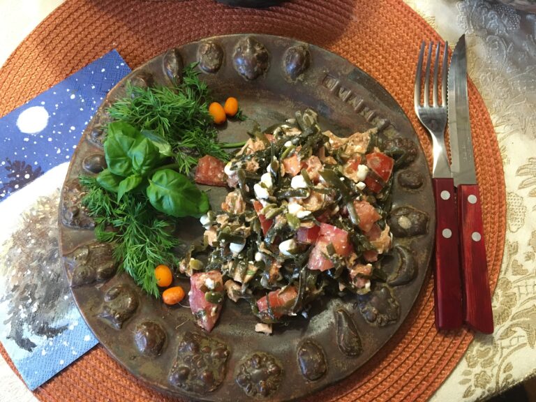 MERIKAALISALAATTI tonnikalan, tomaatin, raejuuston ja kurpitsansiementen kera