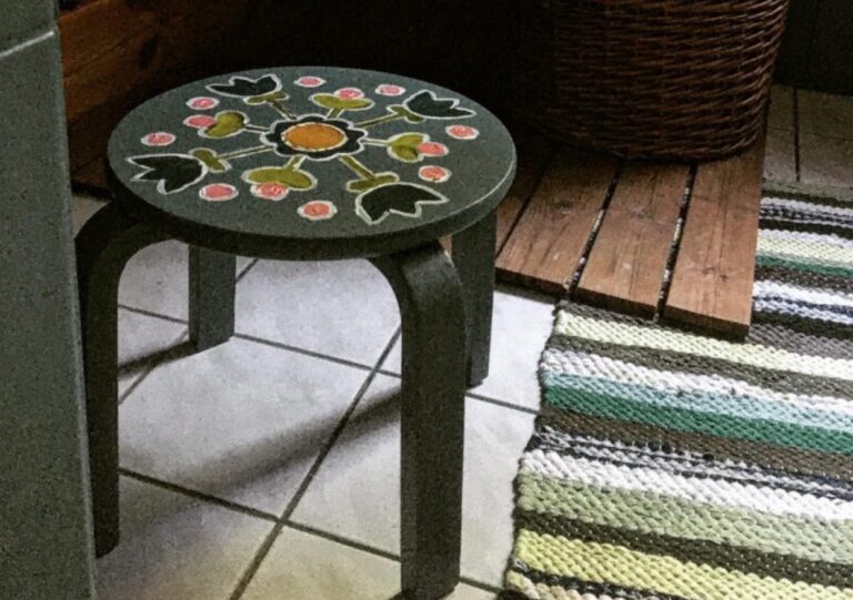 Helena-Reet: ITSE tehty remontti kylpyhuoneessa, uusi jakkaramaalaus ja kauniit räsymatot