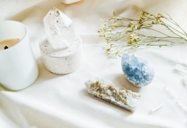 KRISTALLIEN KÄYTTÄMINEN tervehdyttämiseen, meditointiin ja henkiseen kasvuun
