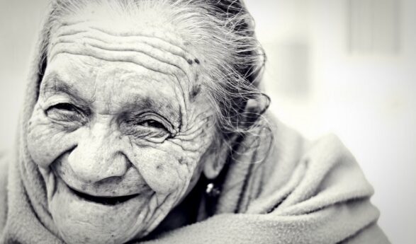 TIEDEMIESTEN yhteenveto: Sinisillä vyöhykkeillä asuvat ihmiset elävät usein yli satavuotiaiksi — tämä on heidän pitkäaikaisyytensä salaisuus!