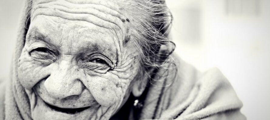TIEDEMIESTEN yhteenveto: Sinisillä vyöhykkeillä asuvat ihmiset elävät usein yli satavuotiaiksi — tämä on heidän pitkäaikaisyytensä salaisuus!