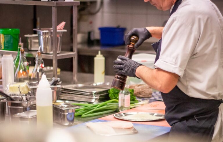 NÄMÄ 10 AMMATTIA antoivat ennen leivän ja antavat myös tulevaisuudessa