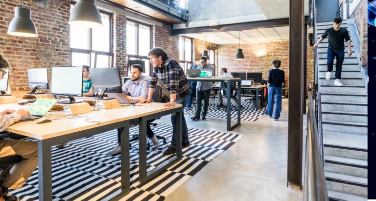 Voitto hankalasta johtajasta: NEUVOJA selvitä työpaikalla hyvin