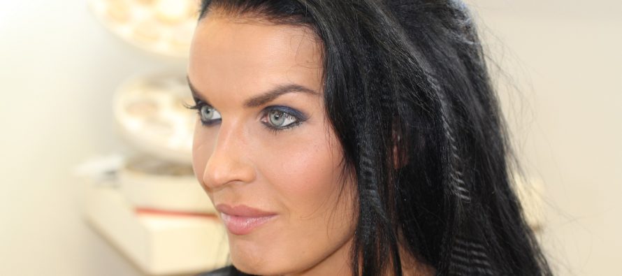 Haastattelu yksinoikeudella! Sini Ariell Bonds: Meikkaan itseni 7minuutissa, hymy on paras asuste!