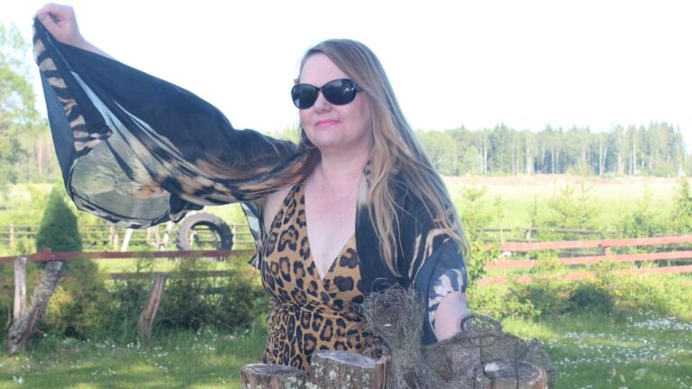 Tuija Järvinen: Aurinkoa ottamassa Tallinnassa ja valokuvauksia Ralph Laurentin uimapuvussa